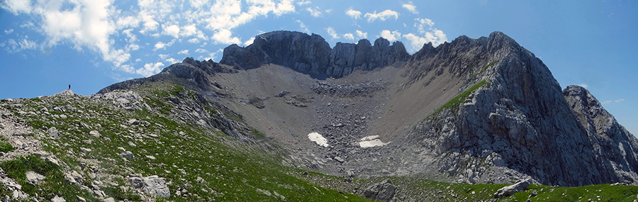 Vista panoramica dal sent. 244 oltre il Passo di Corna Piana (2154 m) verso Arera nord 